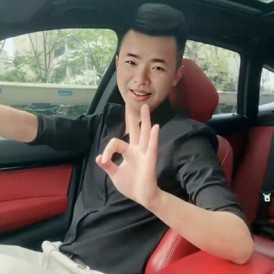 你為什麽推那個小女孩，她扒拉我！